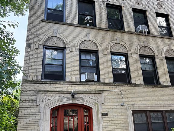 2nd image of 1338 W Thorndale Ave #1