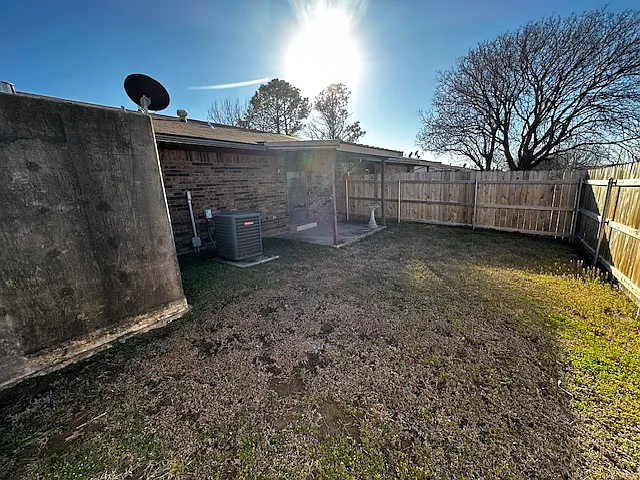 2 bed, 1.5 bath, 928 sqft, $950 — Photo 2