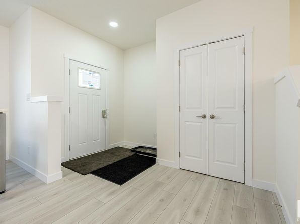 413 27th St SW, Edmonton, AB T6X 3H9