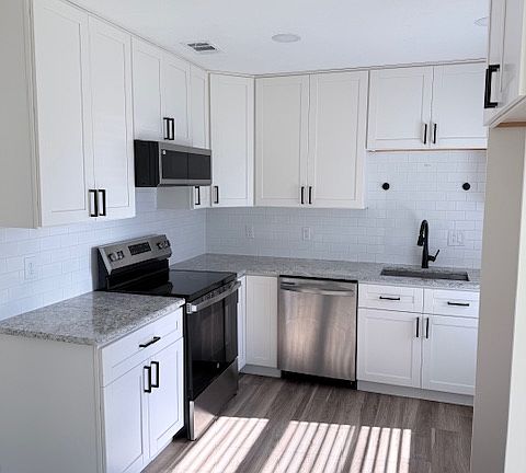 2nd image of 109 E Oak St
