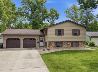 715 Sunset St SW, Hutchinson, MN 55350
