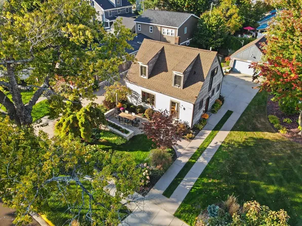 81 Clinton St, South Haven, MI 49090