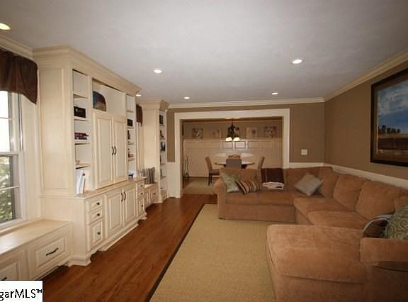 2nd image of 318 Havenhurst Dr
