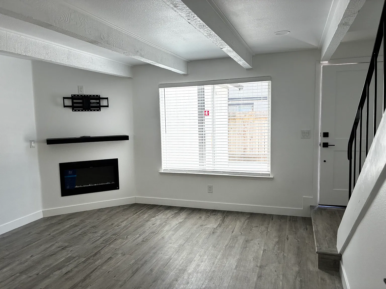 1240 S School St — Photo 3