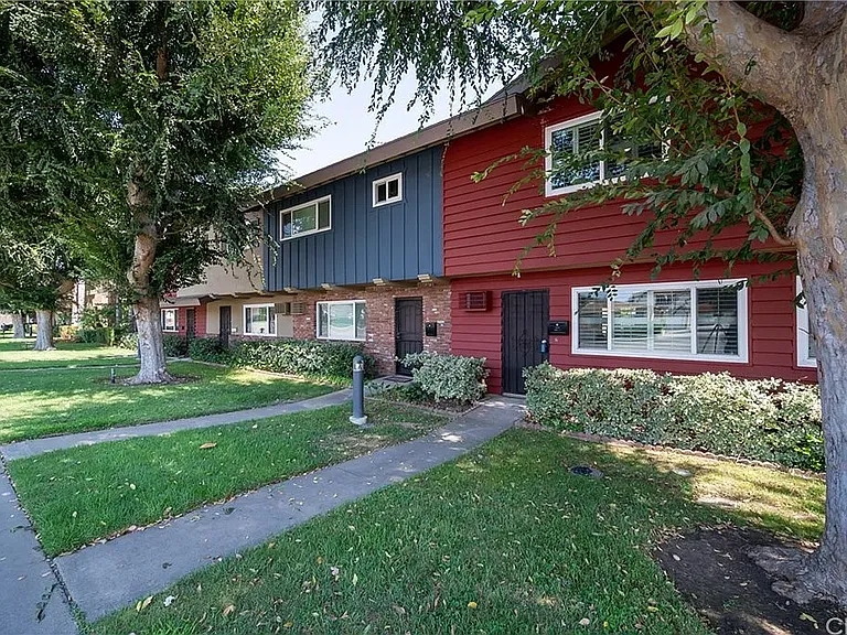 Red Hill Ave — Photo 1