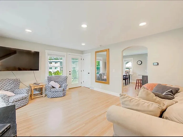 2531 Maple Ln W — Photo 12