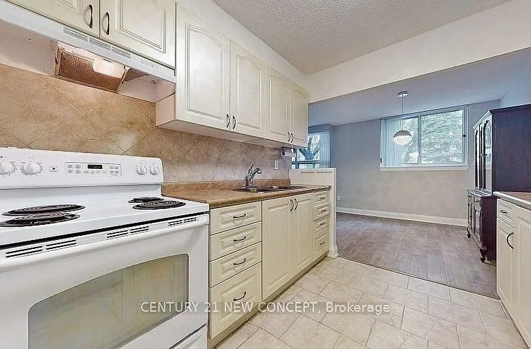 7451 Yonge St #101 — Photo 31