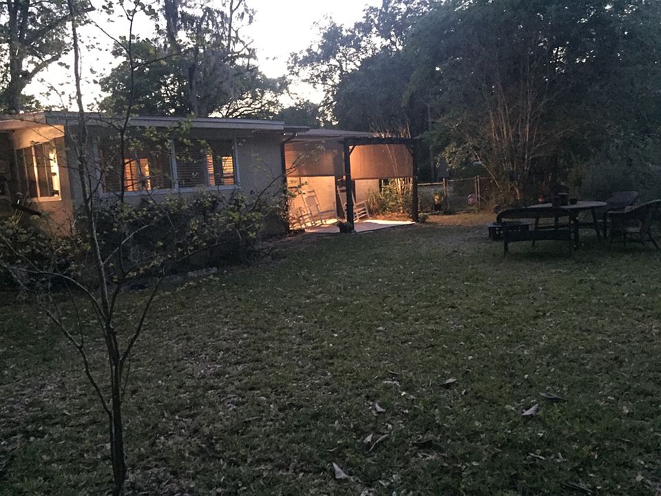 2nd image of 1006 NE 10th Pl