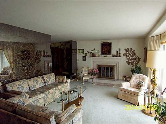 4th image of 908 Country Club Dr