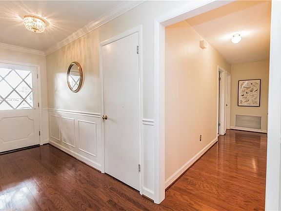 3rd image of 4922 Whiteoak Dr W