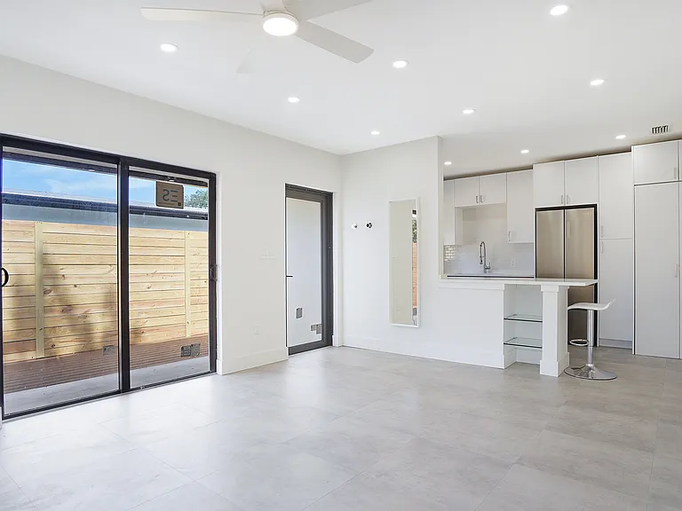 1119 W Las Olas Blvd #4 — Photo 2