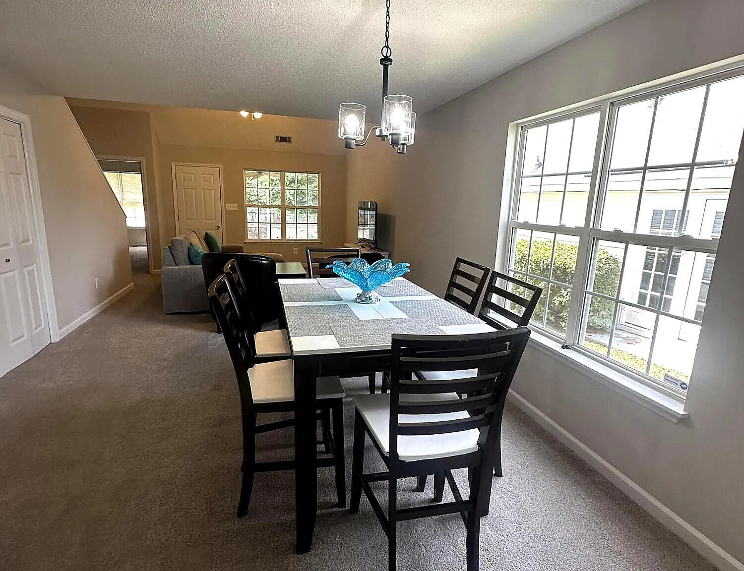 3 bed, 2.0 bath, 1472 sqft, $2,000 — Photo 2