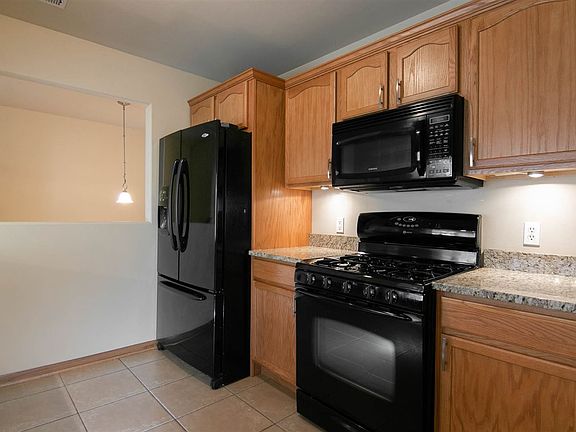 4th image of 614 Queens Ct