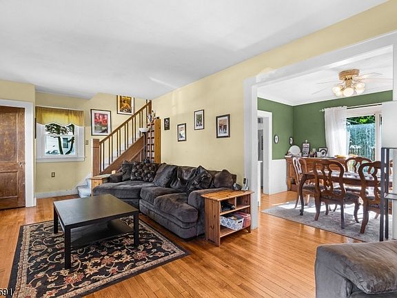 5th image of 136 Golf Ave E