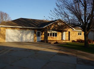818 Churchill Dr, Larchwood, IA 51241