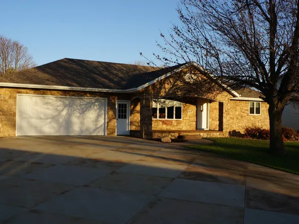 818 Churchill Dr, Larchwood, IA 51241