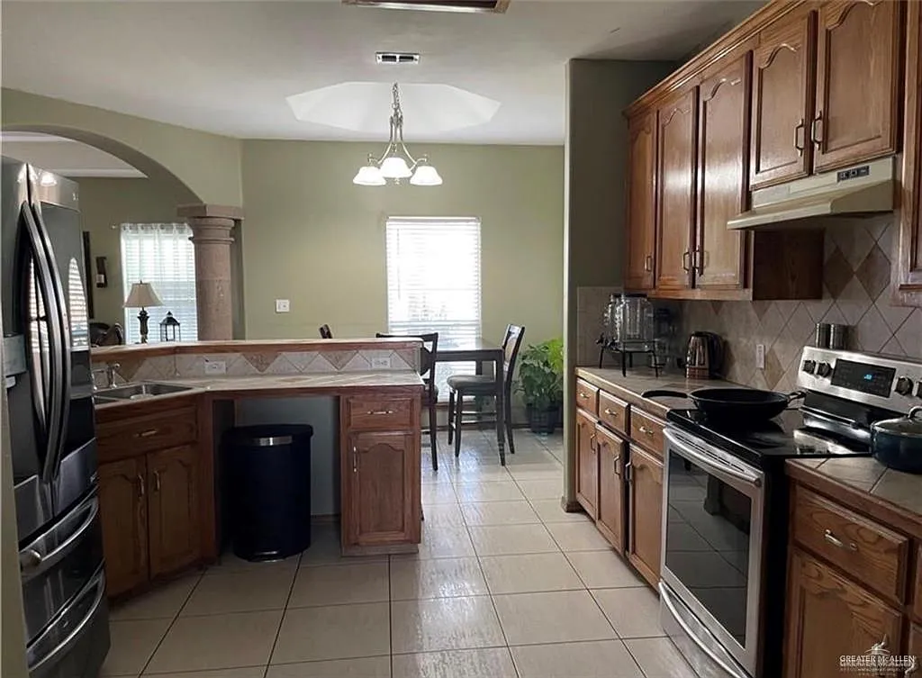 4 bed, 2.0 bath, 2495 sqft, $2,800 — Photo 4