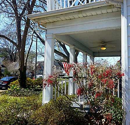 5th image of 402 Russell St