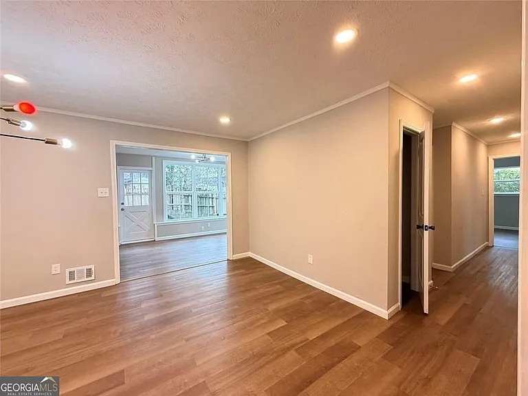 1055 Pinecrest Dr — Photo 16