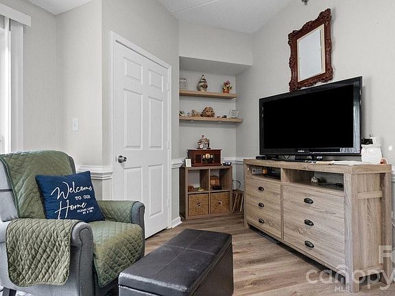 5th image of 211 Heritage Blvd Ste 102
