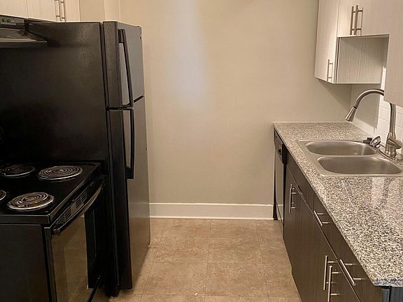 4th image of 2475 S Gaylord St #1