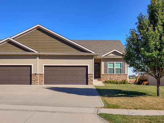2nd image of 532 NW Autumn Crest Dr