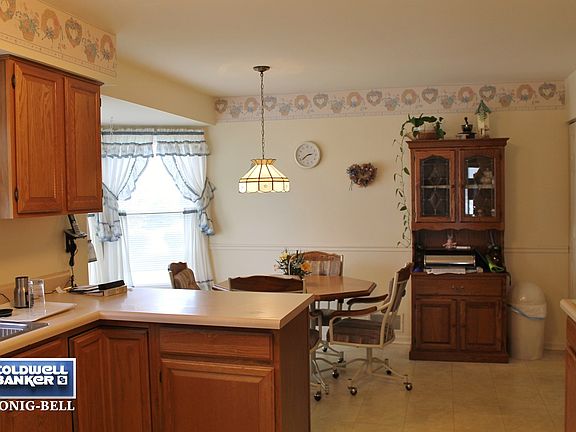 5th image of 330 Wooded Knoll Dr