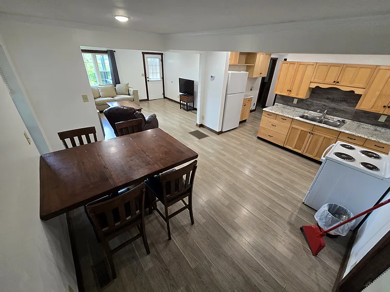 713 W Bell Ave — Photo 8