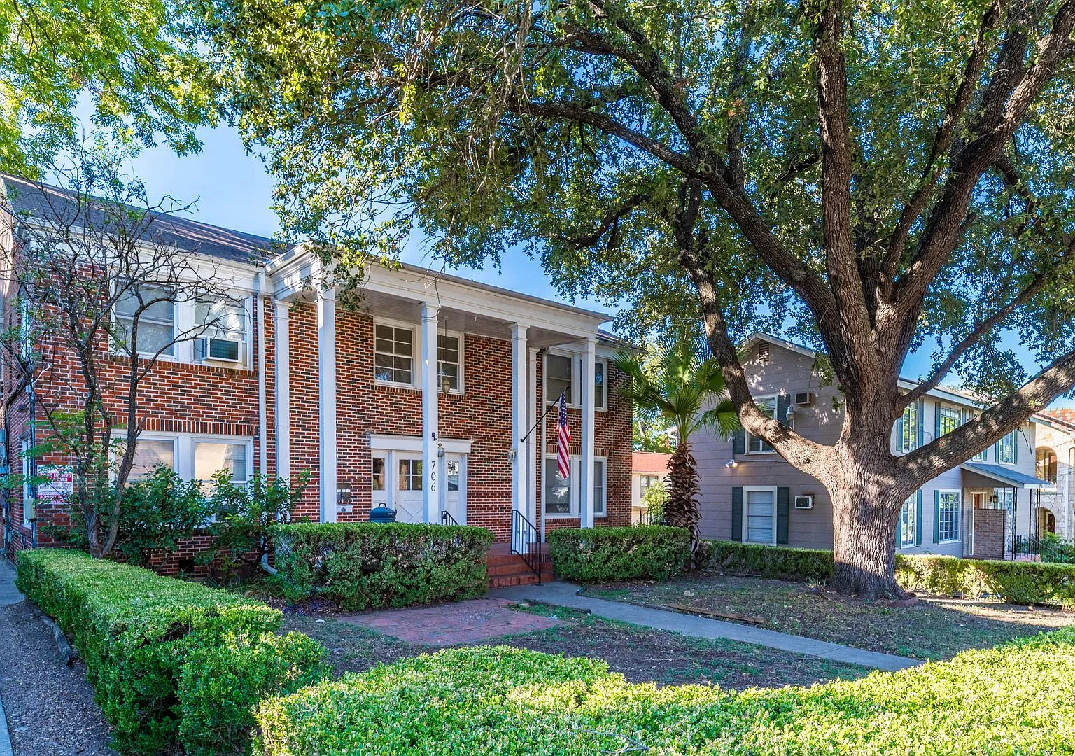 All Appliances, Washer & Dryer, Secure Building AND off street parking in Alta Vista! — Photo 1