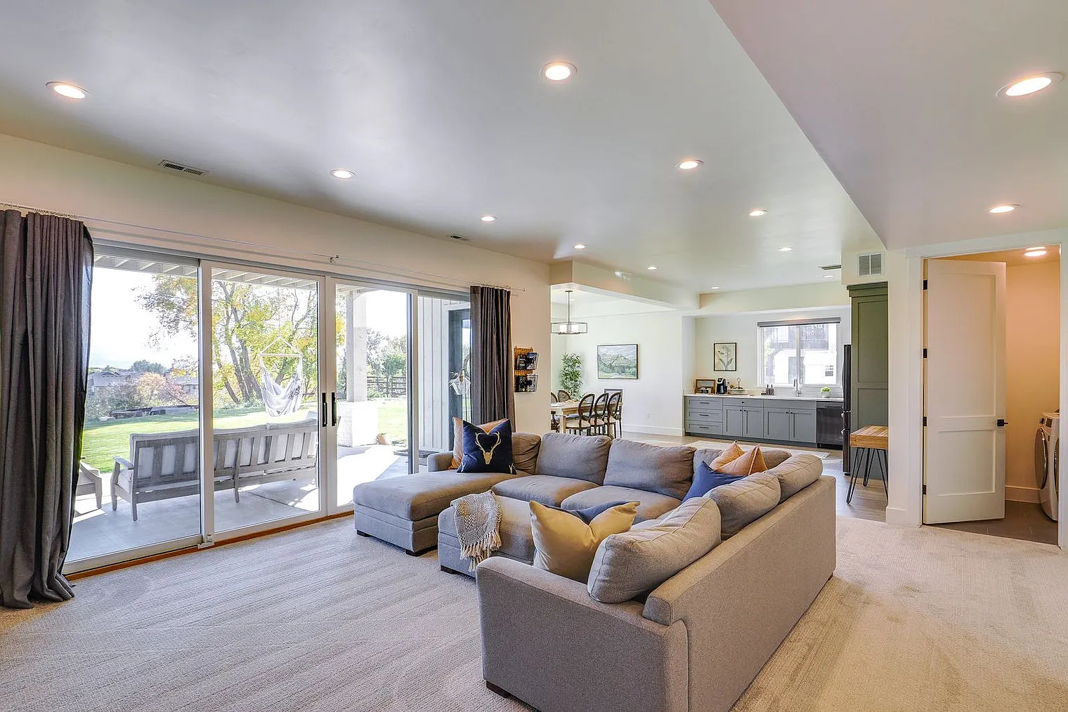 5 bed, 3.0 bath, 4176 sqft, $12,080 — Photo 4