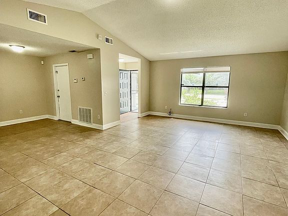 3rd image of 2558 Ainsworth Ave