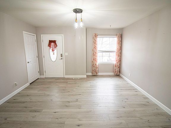 3rd image of 1584 Crestwood Ln S