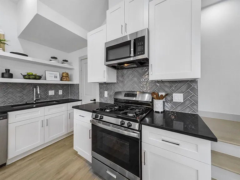 2410 Vaughn St #E — Photo 11