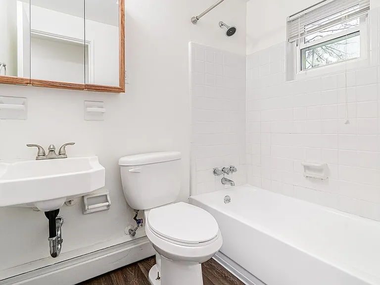 Lindsay Court Apartments — Photo 22