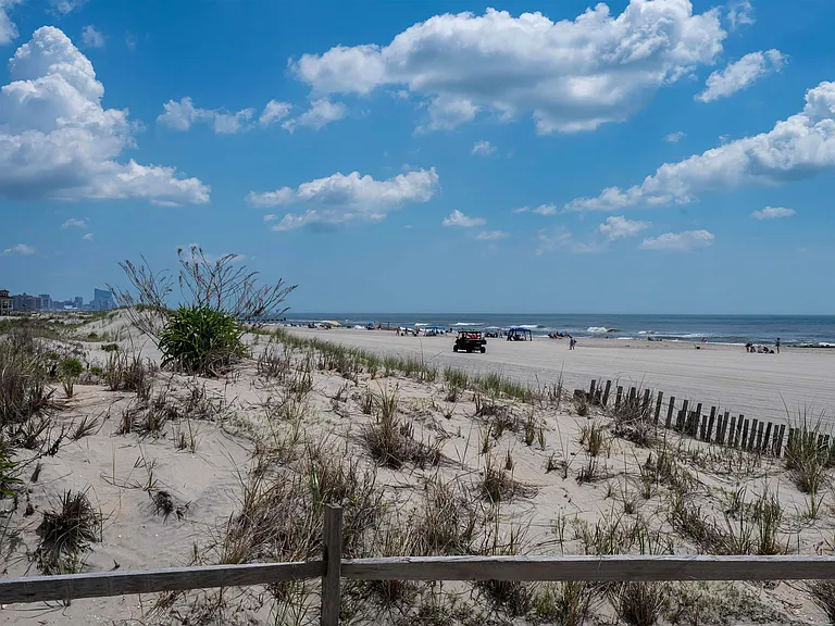 9100 Beach #304 — Photo 33