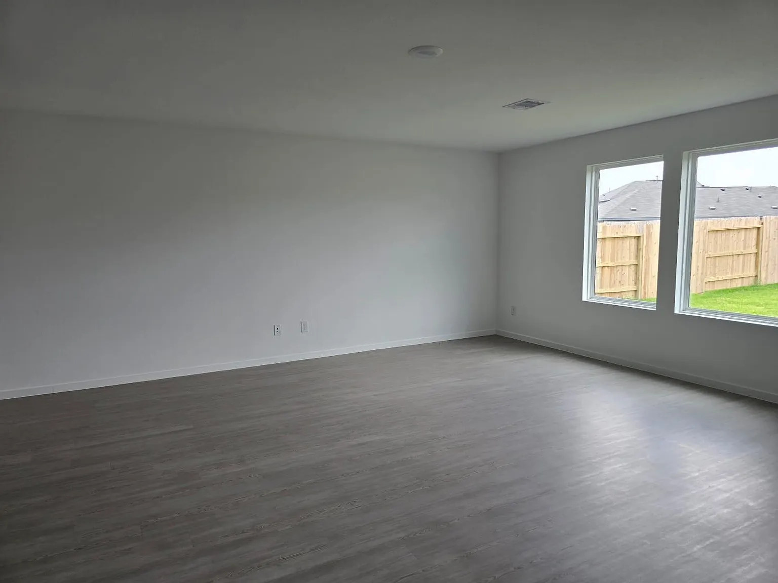 4 bed, 2.5 bath, 2039 sqft, $2,095 — Photo 1
