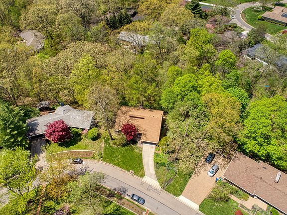 5th image of 414 Village Dr