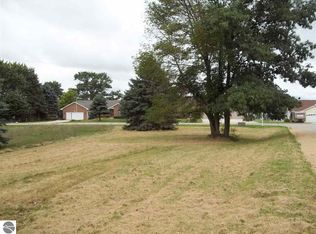 1071 Clubhouse Dr, Lake Isabella, MI 48893