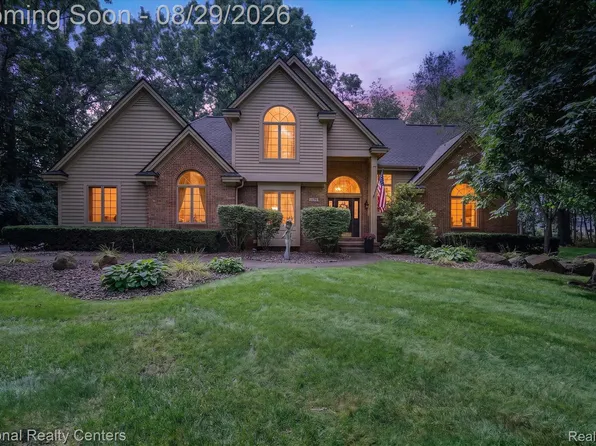 1573 Moonlight Dr, Howell, MI 48843