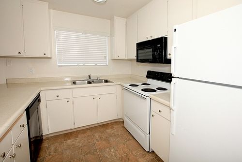2nd image of 992 Greenfield Dr APT 1