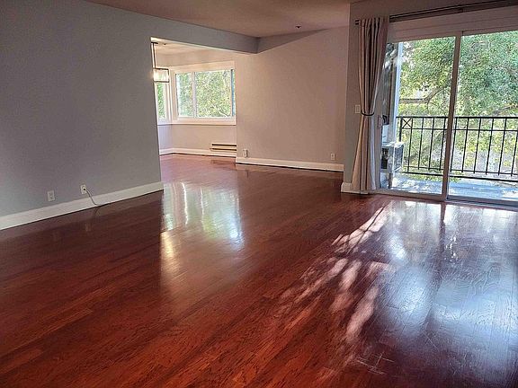 4th image of 669 Waverley St