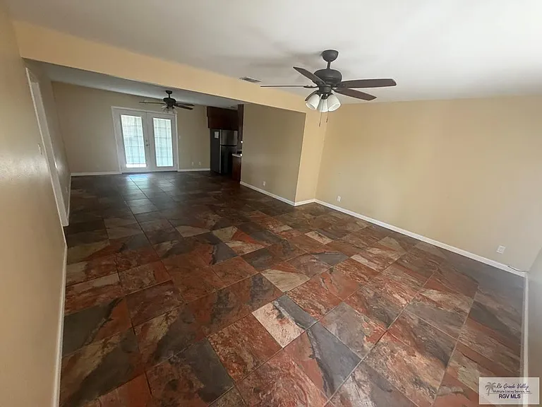 433 Fairwind Dr — Photo 2
