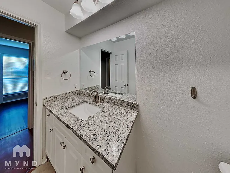 461 NW Charlyne Dr — Photo 14