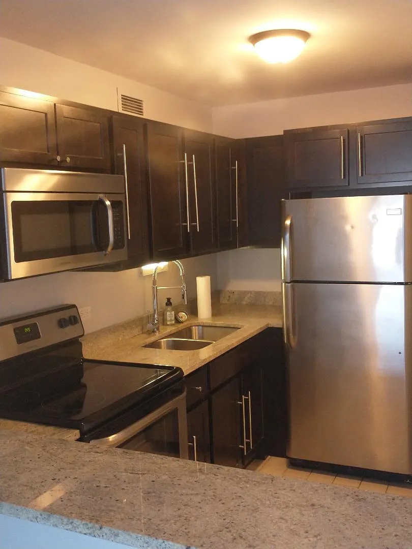 4250 N Marine Dr — Photo 4