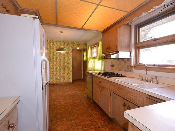 5th image of 10608 Lawler Ave