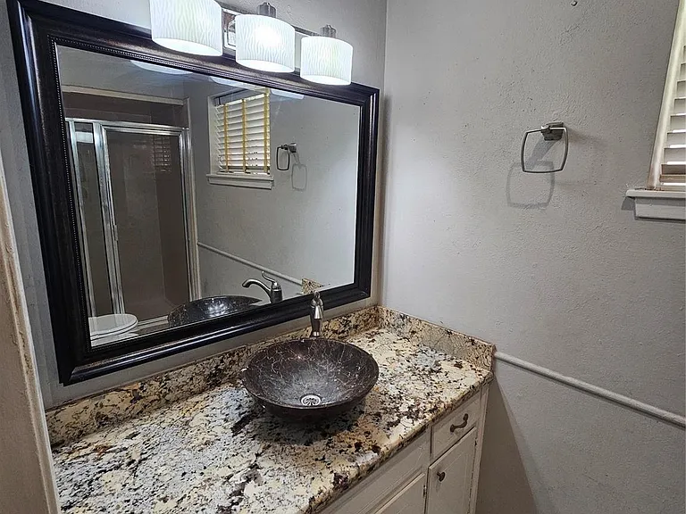 2701 Henderson Ln — Photo 11