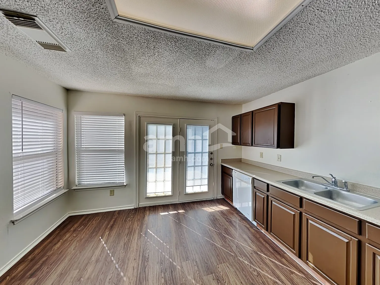 3 bed, 2.0 bath, 2105 sqft, $1,845 — Photo 3