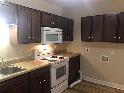 Kitchen, washer/dryer hookups