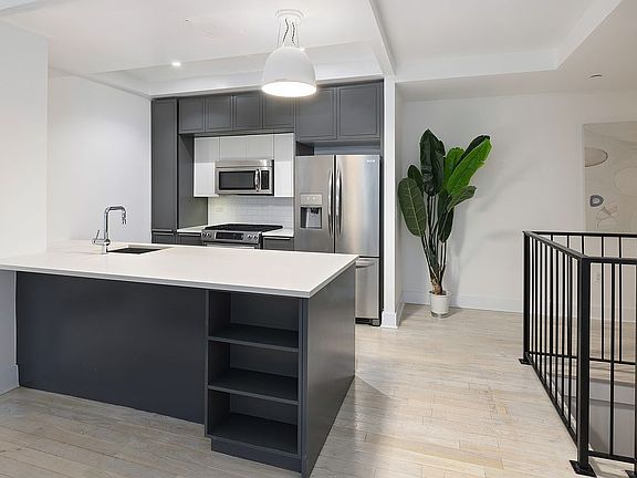 4th image of 416 W 52nd St #Townhouse 213