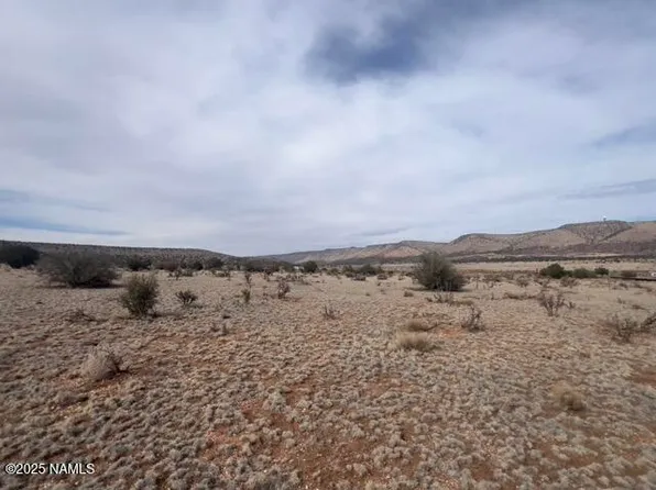 28181 W Foothill Dr, Seligman, AZ 86337